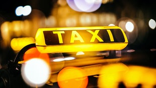 Leuchtendes Taxischild