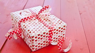 Kleines Geschenk mit Herzen und Schleife