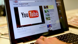 Auf einem Laptop ist das Logo des Internet-Videoportals YouTube zu sehen