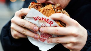 Ein Mann isst Döner