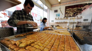 Frische Baklava liegen in Hamburg in den Auslagen einer Bäckerei
