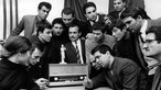 Gastarbeiter verfolgen im Dezember 1967am Radio die neuesten Nachrichten aus ihrem Heimatland