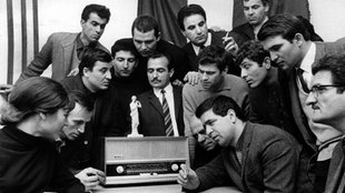 Gastarbeiter verfolgen im Dezember 1967am Radio die neuesten Nachrichten aus ihrem Heimatland