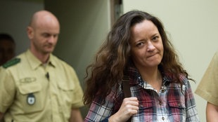Die Hauptangeklagte Beate Zschäpe im NSU Prozess betritt den Gerichtssaal im OLG München