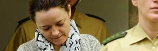 Die Angeklagte Beate Zschäpe kommt am 25.02.2015 in den Gerichtssaal im Oberlandesgericht in München (Bayern)