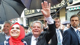 IG Keupstr. Vorsitzende Meral Sahin und Bundespräsident Joachim Gauck auf der Keupstr