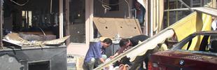 Nach einer Bombenexplosion in Köln wird auf der Straße ein Verletzter versorgt