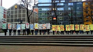 Die Keupstraße ist überall-Initiative protestiert vor dem Oberlandesgericht in München