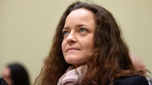 Die Angeklagte Beate Zschäpe sitzt am 09.12.2015 im Gerichtssaal im Oberlandesgericht in München (Bayern) an ihrem Platz.