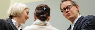 Die Angeklagte Beate Zschäpe (M) steht  im Gerichtssaal zwischen ihren Anwälten Anja Sturm und Wolfgang Heer.
