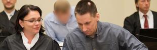 Der Angeklagte Ralf Wohlleben (2.v.l.) sitzt im Oberlandesgericht in München (Bayern) mit seiner Anwältin Nicole Schneiders zusammen