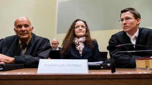 Die Hauptangeklagte im NSU Prozess Beate Zschäpe sitzt im Gerichtssaal des OLG München