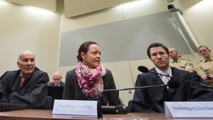 Die Angeklagte Beate Zschäpe sitzt am 21.01.2016 im Saal im Oberlandesgericht in MÂ¸nchen (Bayern) zwischen ihren Anwälten Hermann Borchert (l) und Mathias Grasel (r)