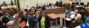 Die Anwälte der Angeklagten Zschäpe, Anja Sturm (l-r), Wolfgang Heer und Wolfgang Stahl, sitzen am 28.07.2015 im Gerichtssaal in München (Bayern) an ihrem Platz, während die Angeklagte Beate Zschäpe neben ihrem vierten Anwalt Mathias Grasel (r) steht