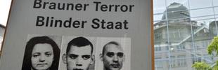 Ein Plakat für eine Diskussionsveranstaltung zum Rechtsextremismus "Brauner Terror - Blinder Staat" ist am Ernst-Abbe-Platz in der Universitätsstadt Jena angebracht