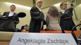 Die Angeklagte Beate Zschäpe (2.v.r.) steht am 05.09.2013 im Gerichtssaal in München (Bayern) zwischen ihren Anwälten Wolfgang Stahl (l), Anja Sturm (2.v.l.) und Wolfgang Heer (r)