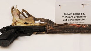 Die Bundesanwaltschaft zeigt am 01.12.2011 im der Bundesanwaltschaft in Karlsruhe eine Pistole Ceska 83, 7,65 Browning mit Schalldämpfer, die erste Tatwaffe der sogenannten "Ceska-Mordserie"