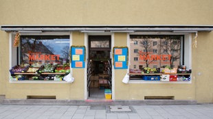 Ein Gemüsegeschäft ist am 16.04.2013 in der Bad Schachener Straße 14 in München zu sehen