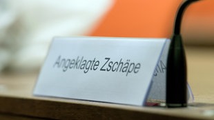 Das Schild mit der Aufschrift "Angeklagte Zschäpe" steht am 05.09.2013 im Gerichtssaal in München (Bayern) auf der Anklagebank