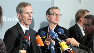 Der Unionsobmann im NSU-Untersuchungsausschuss, Clemens Binninger (l, CDU), beantwortet am Dienstag (03.07.2012) im Paul-Löbe-Haus in Berlin Fragen von Journalisten