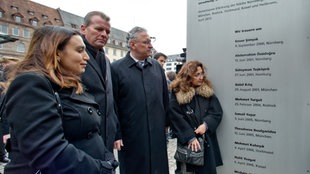 Semiya Simsek (l-r), die Tochter eines Opfers der NSU-Terrorzelle, der Nürnberger Oberbürgermeister Ulrich Maly (SPD), der bayerische Innenminister Joachim Herrmann (CSU) und die türkische Generalkonsulin Ece Öztürk-Cil stehen am 21.03.2013 in Nürnberg (Bayern) an einem Mahnmal für die Opfer der NSU