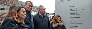 Semiya Simsek (l-r), die Tochter eines Opfers der NSU-Terrorzelle, der Nürnberger Oberbürgermeister Ulrich Maly (SPD), der bayerische Innenminister Joachim Herrmann (CSU) und die türkische Generalkonsulin Ece Öztürk-Cil stehen am 21.03.2013 in Nürnberg (Bayern) an einem Mahnmal für die Opfer der NSU