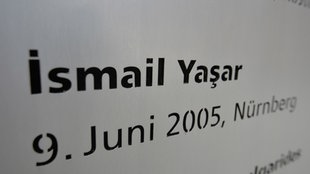 Eine neue Gedenkplatte am Mahnmal für die Opfer der NSU-Terrorzelle mit dem korrigierten Todestag von Ismail Yasar ist am 24.08.2013 in Nürnberg (Bayern) aufgestellt