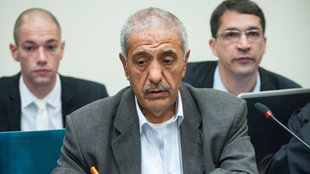 Ismael Yozgat, Vater des Kasseler NSU-Opfers Halit Yozgat, sitzt am 01.10.2013 im Gerichtssaal des Oberlandesgerichts in München (Bayern) vor Nebenkläger-Anwälten