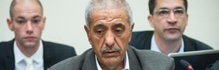 Ismael Yozgat, Vater des Kasseler NSU-Opfers Halit Yozgat, sitzt am 01.10.2013 im Gerichtssaal des Oberlandesgerichts in München (Bayern) vor Nebenkläger-Anwälten