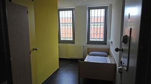 Blick in eine Zelle in der neuen Frauenabteilung der Justizvollzugsanstalt (JVA) Stadelheim in München (Bayern)