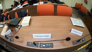 Ein Namensschild mit der Aufschrift "Angeklagte Zschäpe" steht am 03.03.2015 im Gerichtssaal in München (Bayern) auf der leeren Anklagebank