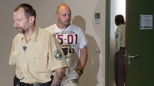 Jan Böhnhardt (M) , der Bruder des verstorbenen NSU-Mitglieds Uwe Böhnhardt, läuft am 09.07.2014 über den Flur zum Gerichtssaal A101 im Oberlandesgericht in München (Bayern)