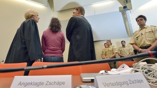 Die Angeklagte Beate Zschäpe (2.v.l.) steht am 06.08.2014 im Gerichtssaal in München (Bayern) zwischen ihren Anwälten Anja Sturm (l) und Wolfgang Heer (3.v.l.)
