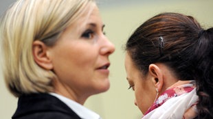 Die Angeklagte Beate Zschäpe neben ihren Anwälten Anja Sturm