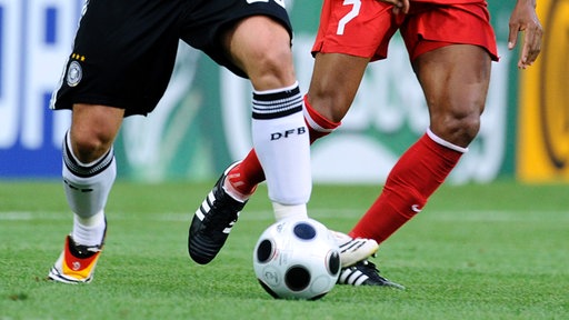 Rubrikenfoto Sport - Zwei Fußballspieler kämpfen um den Ball