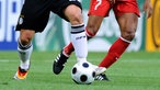Rubrikenfoto Sport - Zwei Fußballspieler kämpfen um den Ball