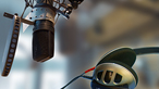 Moderatoren-Mikrofon und -Kopfhörer im Studio