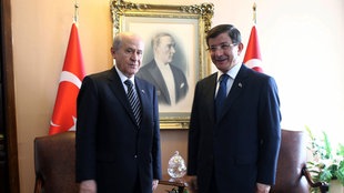 Vositzender der MHP-Partei Devlet Bahceli und Vorsitzender der AKP-Partei Ahmet Davutoglu