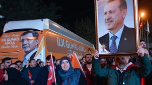 AKP Anhänger vor der Parteizentrale in Istanbul