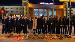 Botschafter der EU-Länder in der Türkei während einer Gedenkminute am Ort des Bombenanschlags in Ankara Türkei