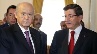 Devlet Bahceli, Vorsitzender der MHP, und Ahmet avutoglu, Premierminister der Türkei