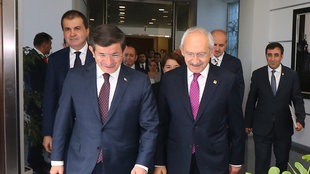 Ahmet Davutoglu (AKP Parteivorsitzender), Kemal Kilicdaroglu (CHP Parteivorsitzender)