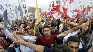 Menschen in Diyarbakir nach den türkischen Parlamentswahlen