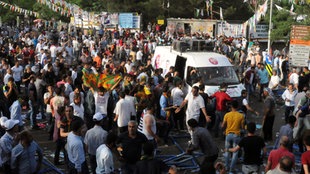 Bombenanschlag während einer Wahlkundgebung der HDP in Diyarbakir (Türkei)
