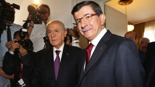 Ahmet Davutoglu (türkischer Ministerpräsident) und Devlet Bahceli (Parteivorsitzender MHP)