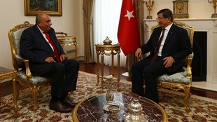 MHP Politiker Tugrul Türkes trifft sich auf Einladung mit dem türkischen Ministerpräsidenten Ahmet Davutoglu
