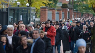 Menschen stehen am 18.10.2015 vor dem türkischen Konsulat in Berlin, um ihre Stimme für die türkischen Parlamentswahlen am 01.11.2015 abzugeben