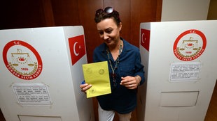 Türkische Wähler im Ausland geben Ihre Stimmen für die Parlamentswahlen in der Türkei