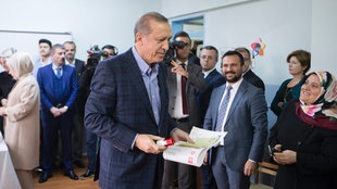 Türkischer Staatsprässident Recep Tayyip Erdogan beim Wahlgang