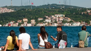 Jugendliche am Bosporus Istanbul